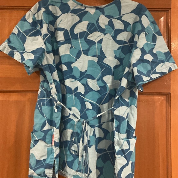 EUC! Women’s size XL, vintage White Cross floral scrub top! - Picture 3 of 4